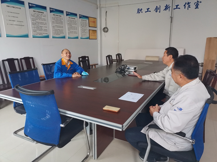 党委副书记宋孟华、生产刘总对患病职工亲切的座谈.jpg