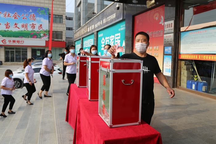 344.三才正定家具市场组织向河南受灾地区捐款活动.jpg