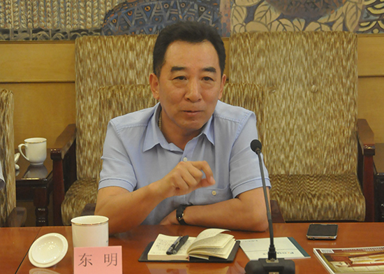 东明家居的董事长孙双岐:今天很多老总提到了正在试水电商,在互联网对